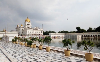 sikh temple community kitchen ,popular tour in delhi,best places to see in delhi